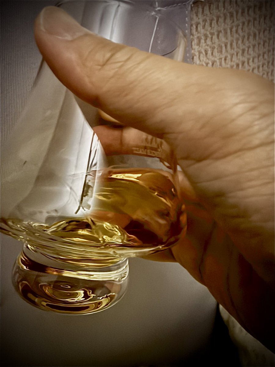 Vince_168x's tweet image. Midnight drink 🥃 
Bottle kill : Glen Moray Chardonnay cask finish 👏
Easy sipping, bang for bucks for daily drinking choice, excellent for light and fruity 🌟🌟🌟
#TWLC #whisky #singlemalt #glenmoray