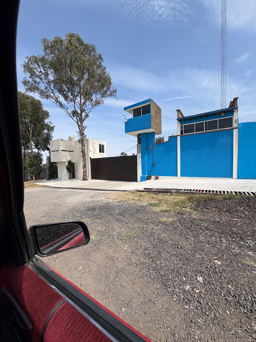 cuartodemillamx's tweet photo. Hola amigo!
Te mando mi caso en el que sufrí una extorsion por parte de #grúas #Tecolote o al menos así lo sentí, en la autopista maravatio - atlacomulco, lastimosamente esto sigue pasando, el mes pasado 23 de febrero venía circulando por la autopista cuando se me atravesaron 2 perros y tristemente atropellé a uno, se dañó el radiador y fue imposible seguir circulando por lo cual le hablé a mi seguro #Qualitas y ellos hablaron a las Gruas tecolote, nunca se me notificó el precio de dicha maniobra el Operador dijo que ellos no sabían que eso me lo dirían las secretarias cuando no afecte la autopista o algún tercero, no me contestaban llamadas ni mensajes, tuve que llamar más de 30 veces para hacer contacto con ellos y me dieron el precio de 40,000 pesos cuando fue un trayecto de escasos 20 kilómetros donde el carro no se volteó ni nada por el estilo, Qualitas solo me reembolsó 34,000 pesos y yo salí perdiendo 6,000, de hecho me querían cobrar 45,500 pero yo les hice la chillona que no tenía dinero y por eso me bajaron el costo que prácticamente es más de 1/3 del valor de mi carro, no me quisieron dar una nota del costo ni ningún documento hasta que hiciera primero el pago todo se me notificó por llamada e incluso pedi alguna manera de justificar el pago y se negaron, cuando lo realicé fue cuando me mandaron un documento donde decía puras mentiras aparte de que ya te tienen agarrado de los huevos ya que ellos tienen el carro y el dinero! En el documento decía que prácticamente hicieron la maniobra del año para llevarse el carro a su corralón además de que te reservas cualquier acción legal e incluso hacen que te grabes mientras firmas dicho documento para que legalmente no puedas hacer nada o bueno eso creo, en el corralón te revisan que no lleves armas literal te bolsean e incluso no te dejan pasar con celular ni ningún aparato eléctronico y nos dimos cuenta que incluso del otro lado del corralón en un camino de terracería se paró una camioneta toda polarizada durante el tiempo que estuvimos ahí ya que como me
comentó su secretaria hay gente que llega y se pone violenta ( con toda justa razón ) , bueno es algo de lo que viví espero aunque sea puedas hacer un post para seguir advirtiendo, te anexo algunas fotos, según el gobierno de Michoacán ya reguló esto pero sigue pasando, saludos.