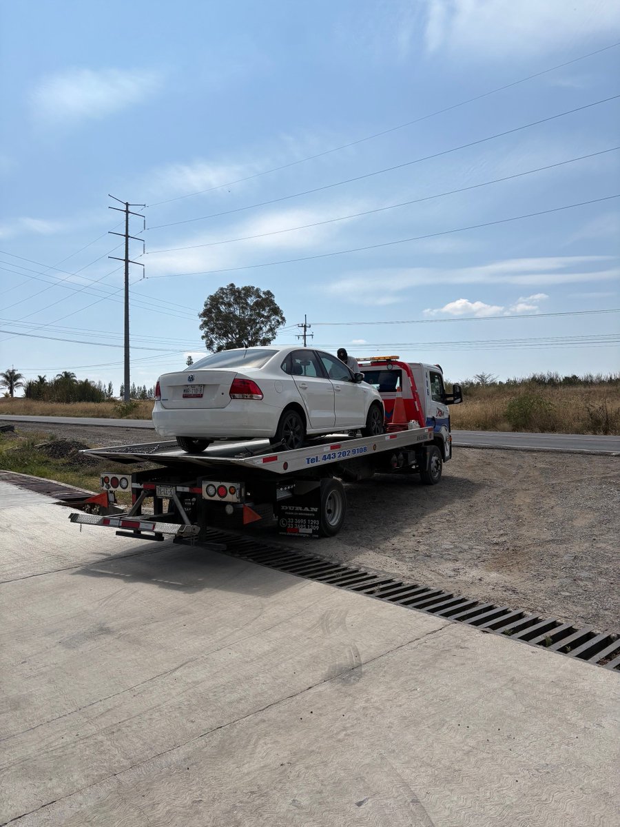 cuartodemillamx's tweet photo. Hola amigo!
Te mando mi caso en el que sufrí una extorsion por parte de #grúas #Tecolote o al menos así lo sentí, en la autopista maravatio - atlacomulco, lastimosamente esto sigue pasando, el mes pasado 23 de febrero venía circulando por la autopista cuando se me atravesaron 2 perros y tristemente atropellé a uno, se dañó el radiador y fue imposible seguir circulando por lo cual le hablé a mi seguro #Qualitas y ellos hablaron a las Gruas tecolote, nunca se me notificó el precio de dicha maniobra el Operador dijo que ellos no sabían que eso me lo dirían las secretarias cuando no afecte la autopista o algún tercero, no me contestaban llamadas ni mensajes, tuve que llamar más de 30 veces para hacer contacto con ellos y me dieron el precio de 40,000 pesos cuando fue un trayecto de escasos 20 kilómetros donde el carro no se volteó ni nada por el estilo, Qualitas solo me reembolsó 34,000 pesos y yo salí perdiendo 6,000, de hecho me querían cobrar 45,500 pero yo les hice la chillona que no tenía dinero y por eso me bajaron el costo que prácticamente es más de 1/3 del valor de mi carro, no me quisieron dar una nota del costo ni ningún documento hasta que hiciera primero el pago todo se me notificó por llamada e incluso pedi alguna manera de justificar el pago y se negaron, cuando lo realicé fue cuando me mandaron un documento donde decía puras mentiras aparte de que ya te tienen agarrado de los huevos ya que ellos tienen el carro y el dinero! En el documento decía que prácticamente hicieron la maniobra del año para llevarse el carro a su corralón además de que te reservas cualquier acción legal e incluso hacen que te grabes mientras firmas dicho documento para que legalmente no puedas hacer nada o bueno eso creo, en el corralón te revisan que no lleves armas literal te bolsean e incluso no te dejan pasar con celular ni ningún aparato eléctronico y nos dimos cuenta que incluso del otro lado del corralón en un camino de terracería se paró una camioneta toda polarizada durante el tiempo que estuvimos ahí ya que como me
comentó su secretaria hay gente que llega y se pone violenta ( con toda justa razón ) , bueno es algo de lo que viví espero aunque sea puedas hacer un post para seguir advirtiendo, te anexo algunas fotos, según el gobierno de Michoacán ya reguló esto pero sigue pasando, saludos.