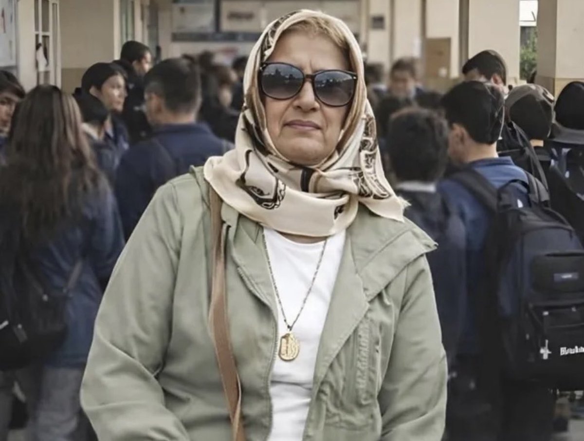 Ayla öğretmenim.. 

Özür dileriz.. 

Sen kim bilir kaç öğrenciyi korudun ama biz seni koruyamadık.. 

Utanan olur mu acaba. 

Erkandan.. Ekrana..