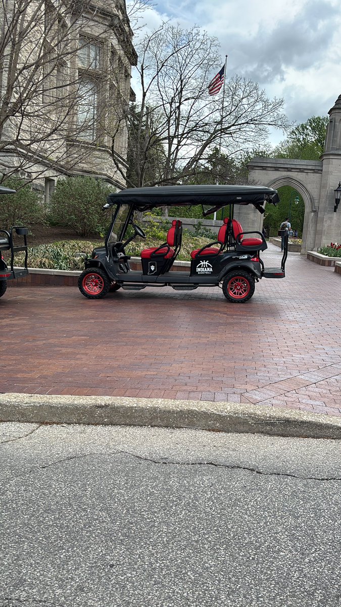 ChickenManatIU's tweet image. Leather seats and chrome rim because we have more money than you #iubb