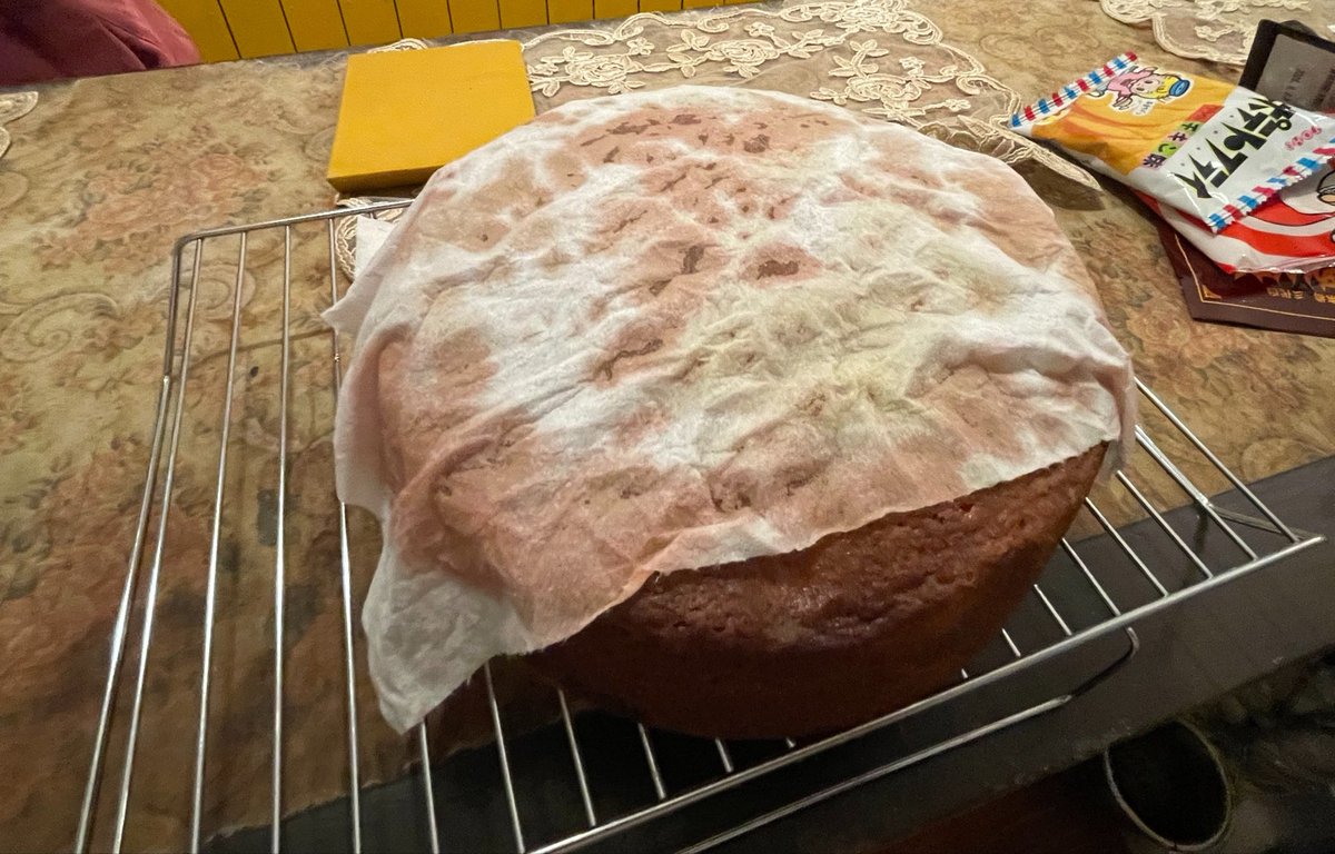 いちごのパウンドケーキ焼けた後にいちごシロップ打ってペーパーかけてたら痛い...痛い...って言ってた