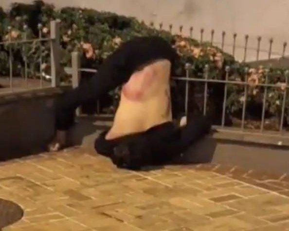 #Guayaquil
Otra imagen muestra como quedó alias "Frenillo" tras lanzarse desde el décimo piso del Edificio Riverfront 2 ubicado en Puerto Santa Ana.