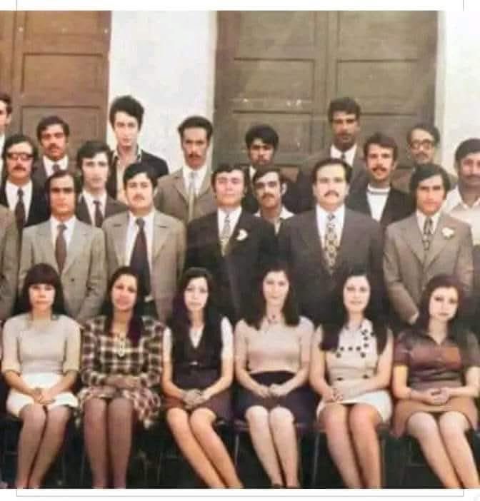 febcdeg's tweet photo. صورة تذكارية التقطت عام ١٩٧٣ في جامعة الاسكندرية تحديداً كلية العلوم  قسم الكيمياء  قبل ماتضرب مصر بالنووي سيبك من لبس  المني جب عشان بيعمل هسس عند البعض شوف الطلبة  جلوسا وهئية التدريس وقوفا بالمناسبة الكلية تخرج  منهازويل شوف كنافين وبقيبنافين  
انظرحولك الان اضحك اوابكي براحتك https://t.co/VrrJhKslLG