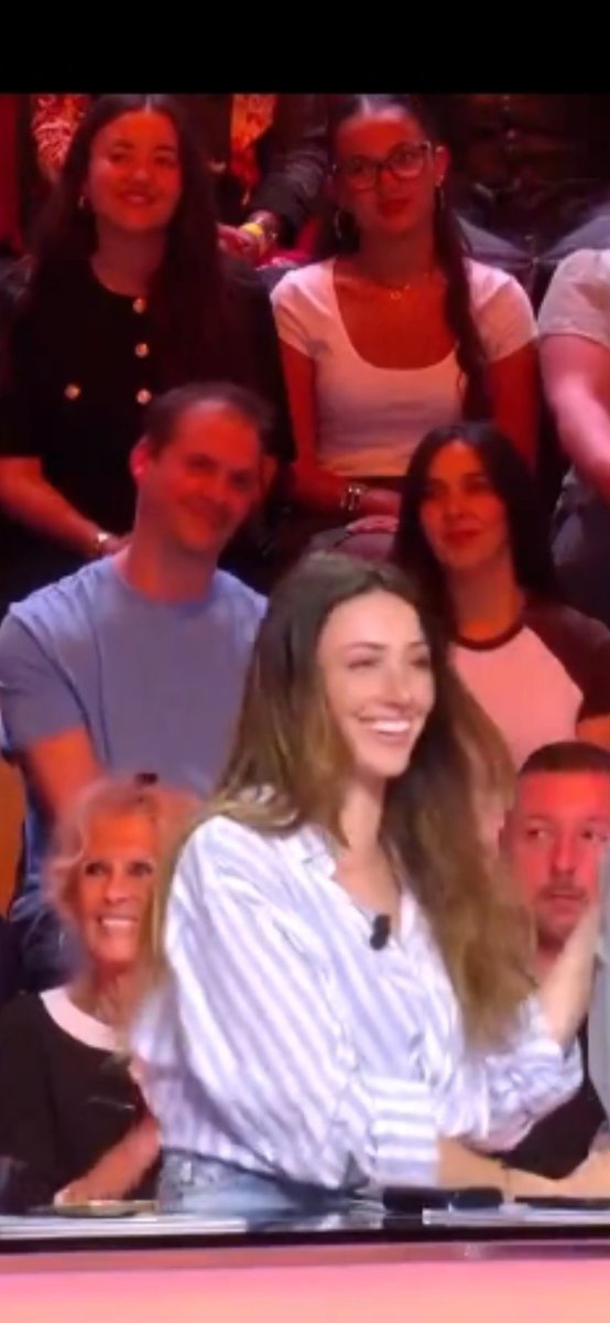 chemsier's tweet image. Delphine Wespiser - 15.04.2026

La sublime et très charmante @WespiserD lors de l'émission #TBT9 
Magnifique ! 
😍

#chemisier #blouse #satin #soie