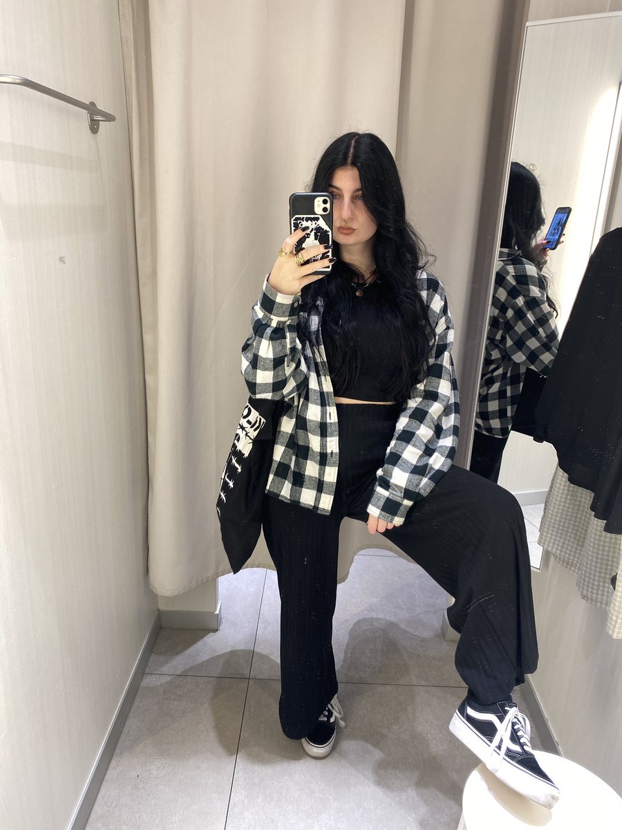 Geldherrin74's tweet image. 💋💸😈Heute wieder lange in der Stadt unterwegs gewesen #findom #femdom #vans #paypig