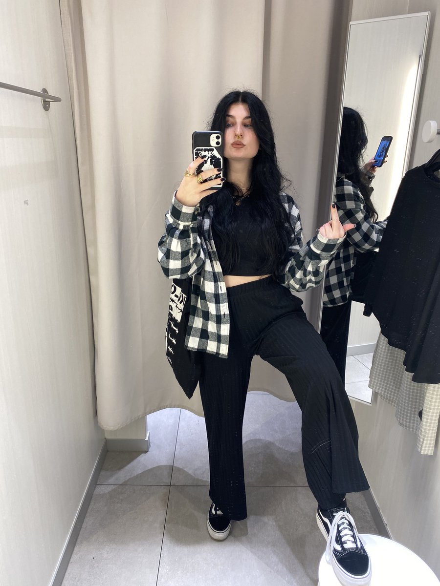 Geldherrin74's tweet image. 💋💸😈Heute wieder lange in der Stadt unterwegs gewesen #findom #femdom #vans #paypig