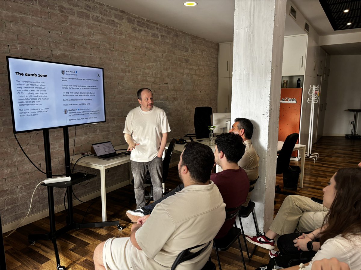 GDGCordobaESP's tweet photo. ¡Estamos empezando ya en @laZonaCoworking ! @sgomez nos está contando sobre cómo hacer que los modelos de IA no olviden tareas como programar. @CordobaCrafters https://t.co/AgHx0HREFO