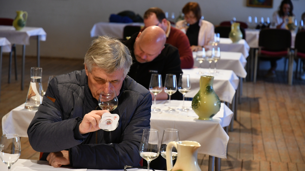 hledamvino's tweet image. Jarní zatřídění vín #VOC #Znojmo potvrdilo vysokou kvalitu regionální produkce.
Prestižní ochrannou známku, která je pro spotřebitele garancí původu a typického odrůdového charakteru, nově získalo 34 vín ročníku 2025.
🔗 Přehled vín ve vlákně 👇
#sauvignon #riesling #veltliner