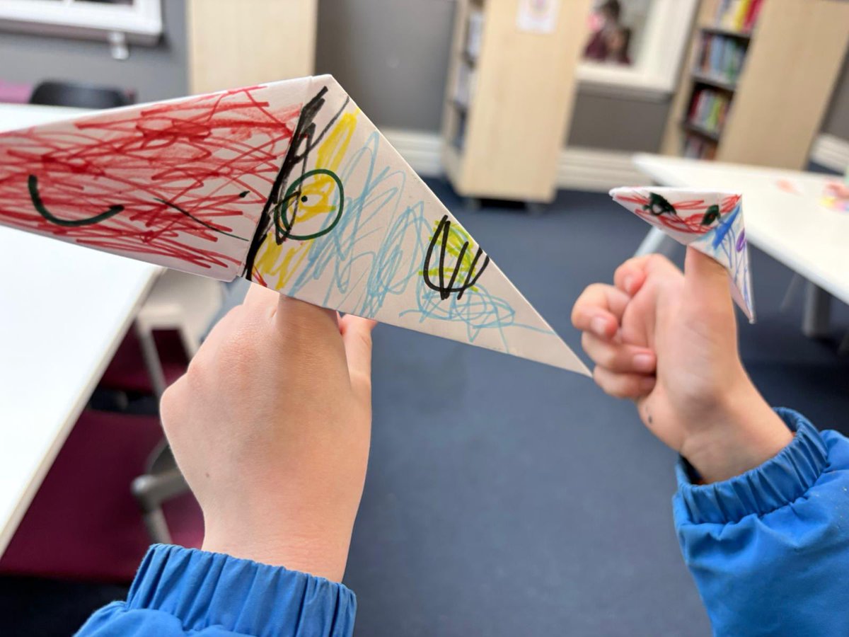 ElthamLibrary's tweet image. We love making at #ElthamLibrary children’s #CraftClub! This week we made flocks of origami birds, using different colours and shapes! 🎨🖍️ Join us on Wednesdays from 3.45-4.45 to make friends, borrow books + #Craft! #LoveYourLibrary