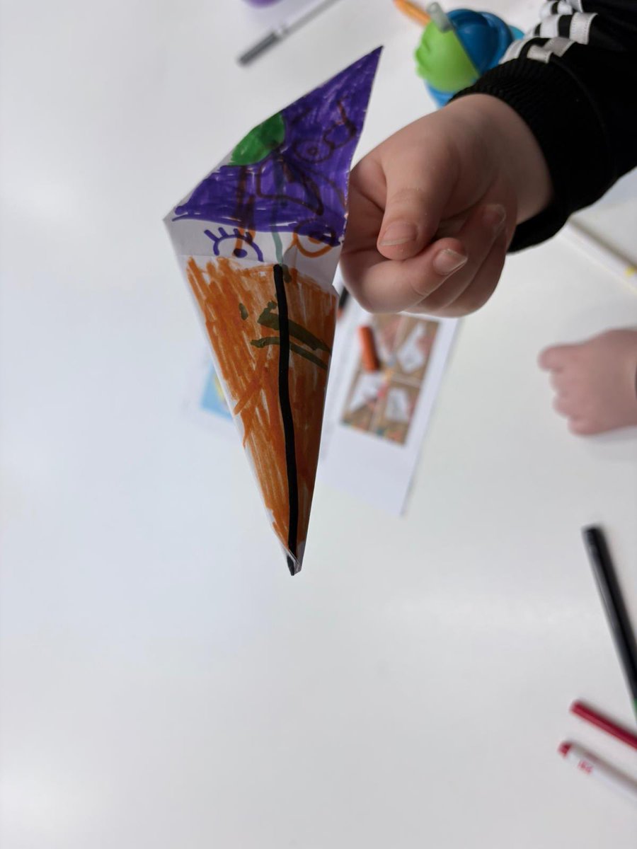 ElthamLibrary's tweet image. We love making at #ElthamLibrary children’s #CraftClub! This week we made flocks of origami birds, using different colours and shapes! 🎨🖍️ Join us on Wednesdays from 3.45-4.45 to make friends, borrow books + #Craft! #LoveYourLibrary