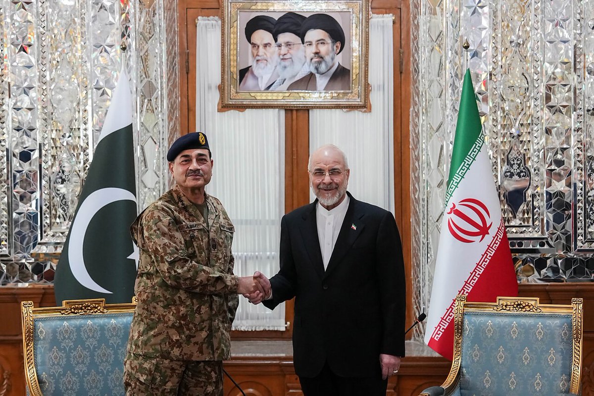 Iran_GOV's tweet image. Field Marshal Asim Munir, Pakistan’s Army Chief, met with Speaker of Parliament @mb_ghalibaf  in Tehran on Thursday, holding talks during his official visit to Iran. #Iran #Pakistan