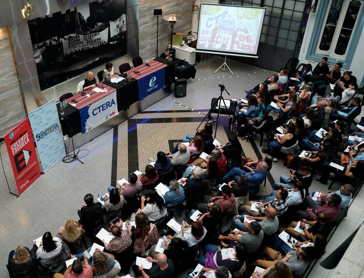 Seminario “Educación e Inteligencia Artificial” en #CTERA.
Con <a href="/soniaalesso1/">Sonia Alesso</a>, Adriana Puiggrós y el especialista Luiz Claudio Costa 🇧🇷.
Debate y formación frente a los desafíos de las nuevas tecnologías en la educación.
