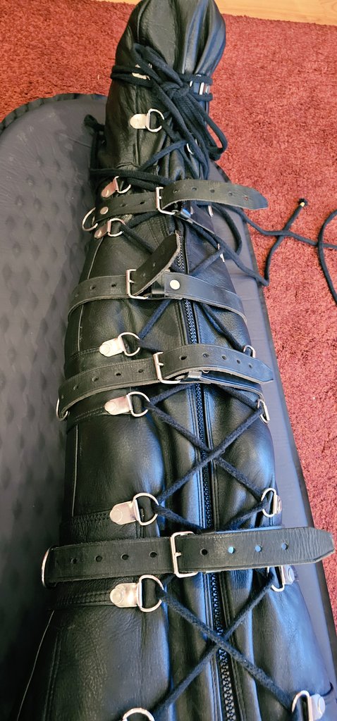 boundinlatex's tweet image. Bit of afternoon fun #leather