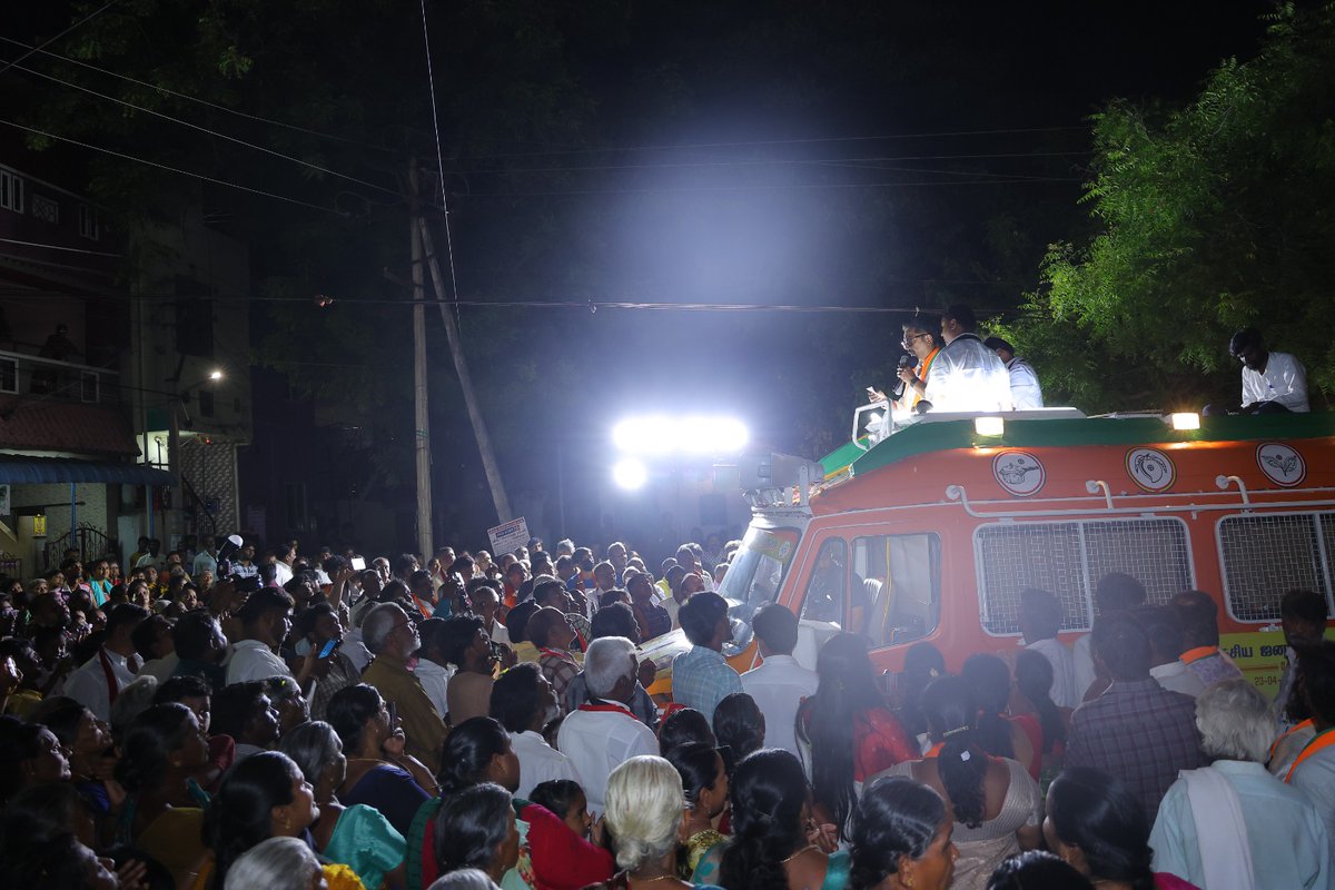 realsarathkumar's tweet photo. தீவிர பிரச்சாரம் மேற்கொண்டேன்.

திருமதி.வானதி சீனிவாசன் அவர்கள் விரைந்து பூரண நலம் பெற்று,  தொகுதியில் மக்களின் வரவேற்புடனும், ஆதரவுடனும் வெற்றி பெறுவது உறுதி
.
.
.
I campaigned for the NDA for our BJP candidate  Smt.Vanathi srinivasan at coimbatore north constituency in https://t.co/JBJ1eqhSpO