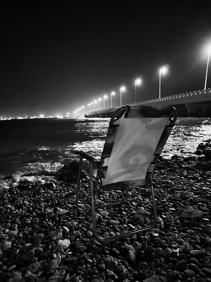 الخاطر اللي يلحقه .. في تالي الأيام جور
يحتاج له عزله عن العالم وصبرٍ يسعفه

 #الخميس_الونيس
  #مساء_الخـير