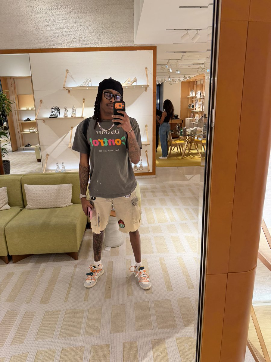 zellyboa's tweet photo. Hustlin MF⛹🏾‍♂️ https://t.co/OU5wNWls52