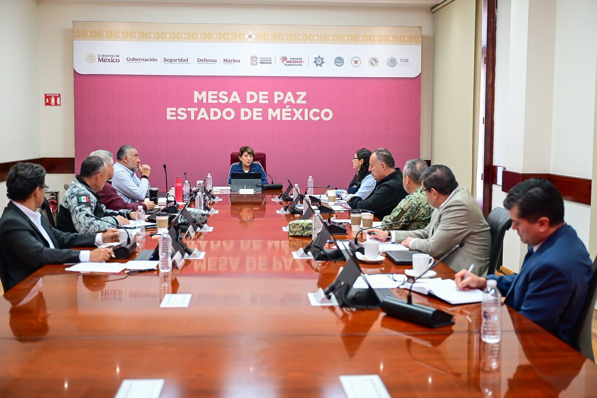 delfinagomeza's tweet image. La suma de esfuerzos permite que sigamos transformando al #EdoMex.
En la Mesa de Paz de esta mañana acordamos fortalecer el trabajo en equipo que hemos venido realizando por la tranquilidad de las familias mexiquenses.
#ElPoderDeServir