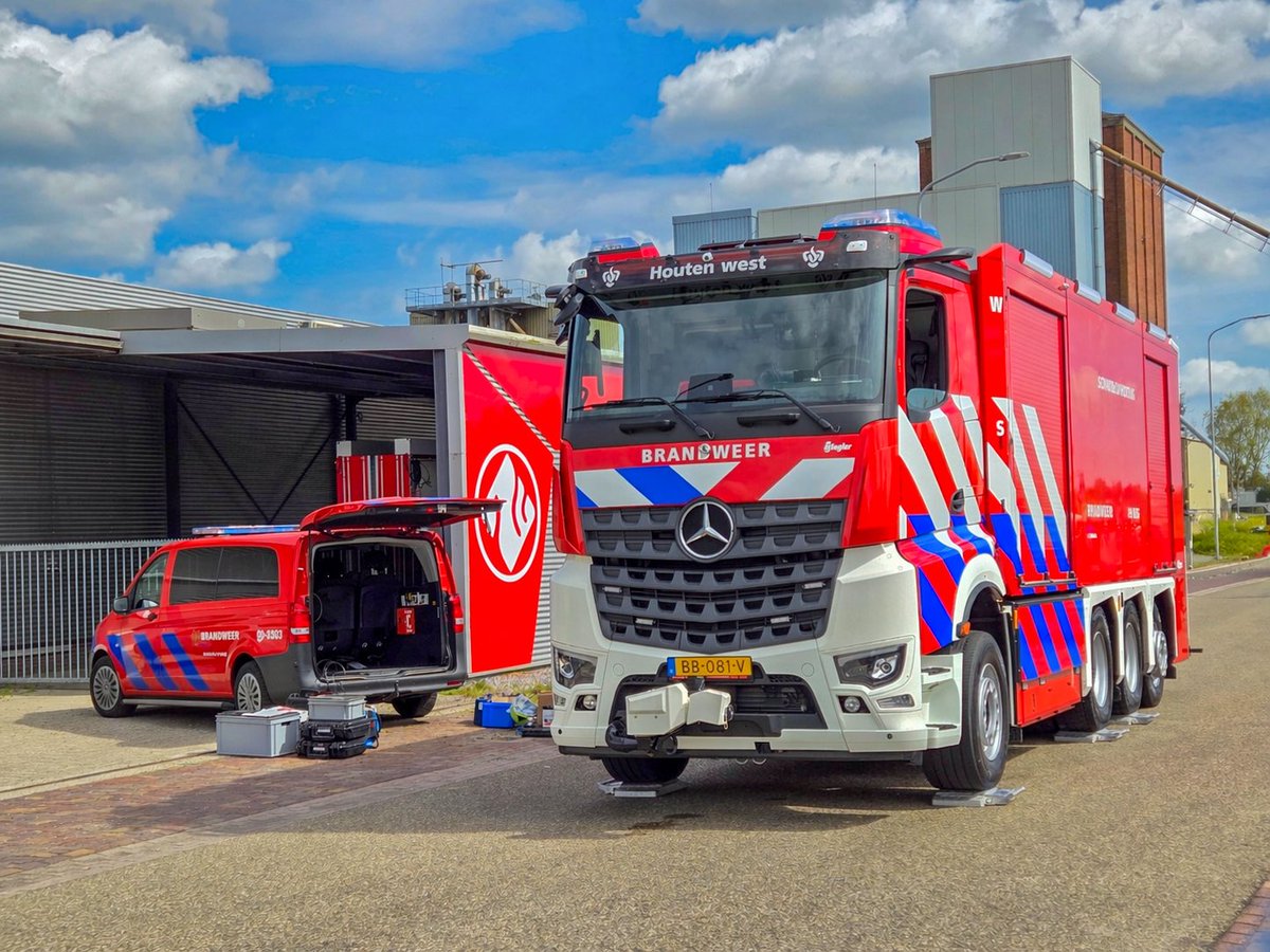 melarnoo's tweet photo. 🚒☀️ https://t.co/6uaann4ovS