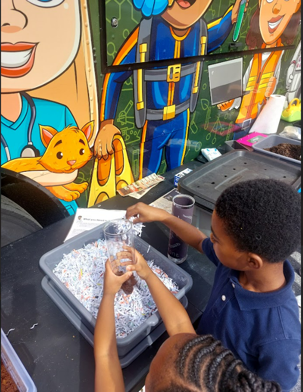 teachingmuseum's tweet photo. 🌼🪱 From roots to worms, every question planted helped grow new knowledge. Thank you to the amazing 1st graders at Wolf Creek ES for exploring with the STEAMbus! 🚍💚@WolfCreekWolves @FultonSchools https://t.co/9NDmNrfYGu