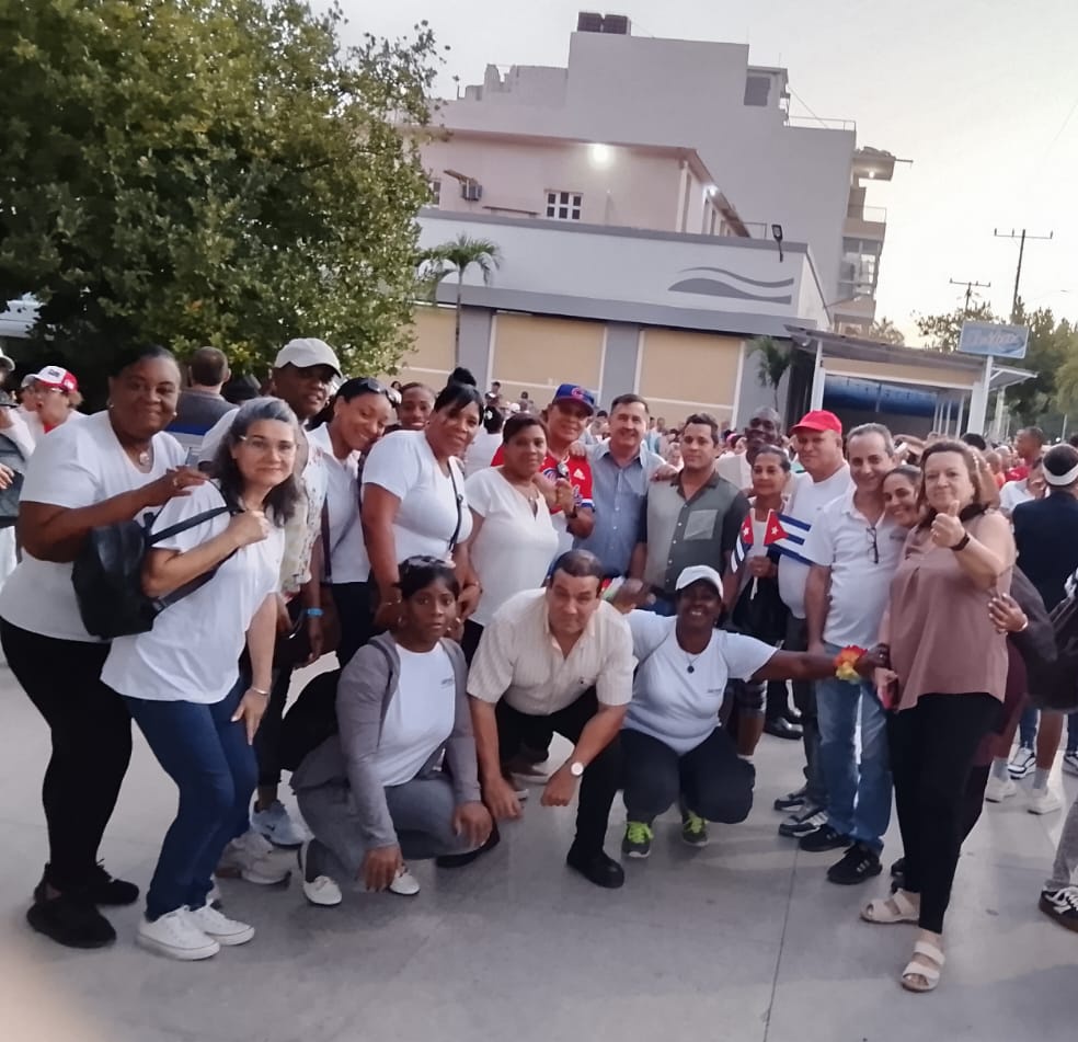 En las calles de 23 y 12, Cuba recuerda aniversario 65 de la Proclamación del Carácter Socialista de la Revolución Cubana
¡¡¡GESIME PRESENTE!!! 🇨🇺
#Cuba cuenta con #GESIME 
#YoSigoAmiPresidente
#CubaVencerá