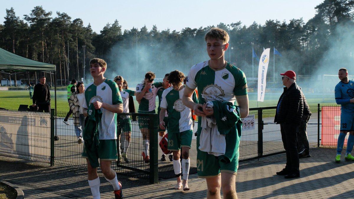 Bikiniarz's tweet photo. Ina Goleniów 0:0 Iskierka Szczecin

Na boisku: nudny, bezbramkowy remis.

W karcie dań: kawa, herbata, pączki, popcorn – „co łaska” do puszki.

To mój 479. szpil oraz 241. szpilplac.

#groundhopping https://t.co/F4vP49ekyx