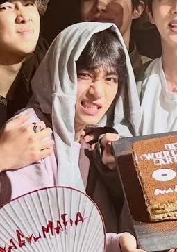 Nothing is more funnier than Taehyung discovering a new expression for next few pictures 😭