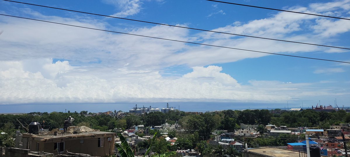 ⛈️ Arco de cúmulos y cumulonimbus más pesadas detrás son visibles desde la costa de #SantoDomingo y #SanCritóbal. Los alisios mueven la nubosidad hacia el noroeste, osea, hasta estas provincias. De haber #lluvias o no dependerá de qué tanto se desarrollen estas nubes. 

#vaguada