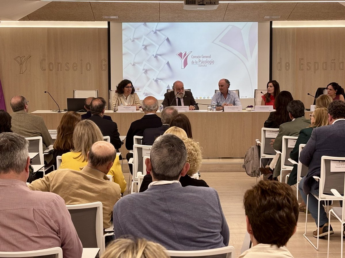 cop_psicologia's tweet photo. 📣📣Presentación del libro ‘El algoritmo del miedo’, el nuevo ensayo de @jaluengolatorre, vicepresidente primero del COP. Una radiografía del #acoso escolar…
#psicologia #acosoescolar https://t.co/Ii1aI3k7cC