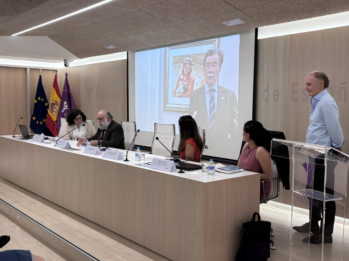 cop_psicologia's tweet photo. 📣📣Presentación del libro ‘El algoritmo del miedo’, el nuevo ensayo de @jaluengolatorre, vicepresidente primero del COP. Una radiografía del #acoso escolar…
#psicologia #acosoescolar https://t.co/Ii1aI3k7cC