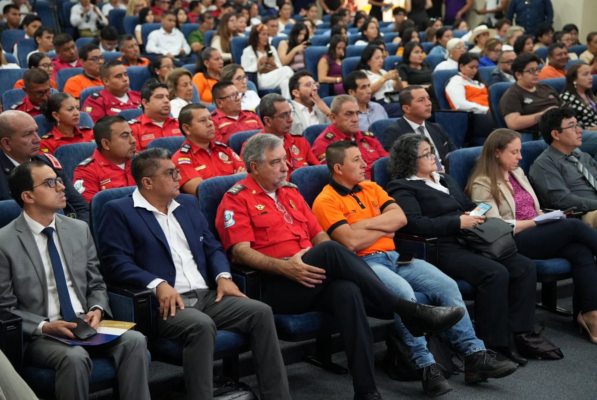 CaroLozanoHaro's tweet photo. Foro Nacional 16A | Una década de transformación en la gestión de riesgos 

Hace 10 años, el 16A nos cambió para siempre. Hoy no solo recordamos. Hoy reafirmamos algo que aprendimos para siempre: cuidar la vida no puede esperar a la emergencia.

He visto de cerca esa valentía: gente que lo perdió todo y aun así se levantó, comunidades que no se soltaron, manos que ayudaron sin preguntar.

Seguimos aquí, trabajando con ese compromiso intacto. Por ellos, por sus familias y por todo el Ecuador.🇪🇨💜

@Riesgos_Ec