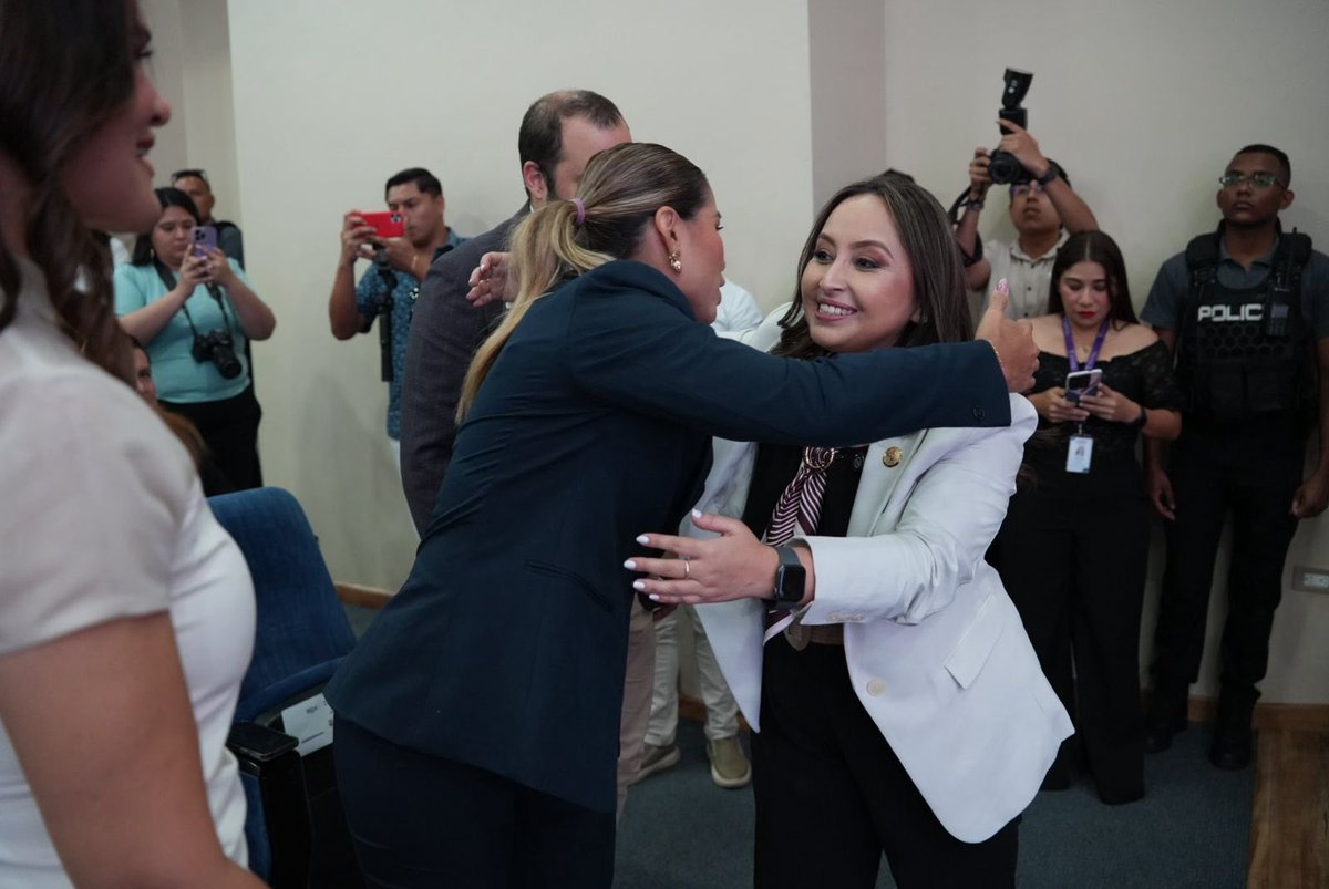 CaroLozanoHaro's tweet photo. Foro Nacional 16A | Una década de transformación en la gestión de riesgos 

Hace 10 años, el 16A nos cambió para siempre. Hoy no solo recordamos. Hoy reafirmamos algo que aprendimos para siempre: cuidar la vida no puede esperar a la emergencia.

He visto de cerca esa valentía: gente que lo perdió todo y aun así se levantó, comunidades que no se soltaron, manos que ayudaron sin preguntar.

Seguimos aquí, trabajando con ese compromiso intacto. Por ellos, por sus familias y por todo el Ecuador.🇪🇨💜

@Riesgos_Ec