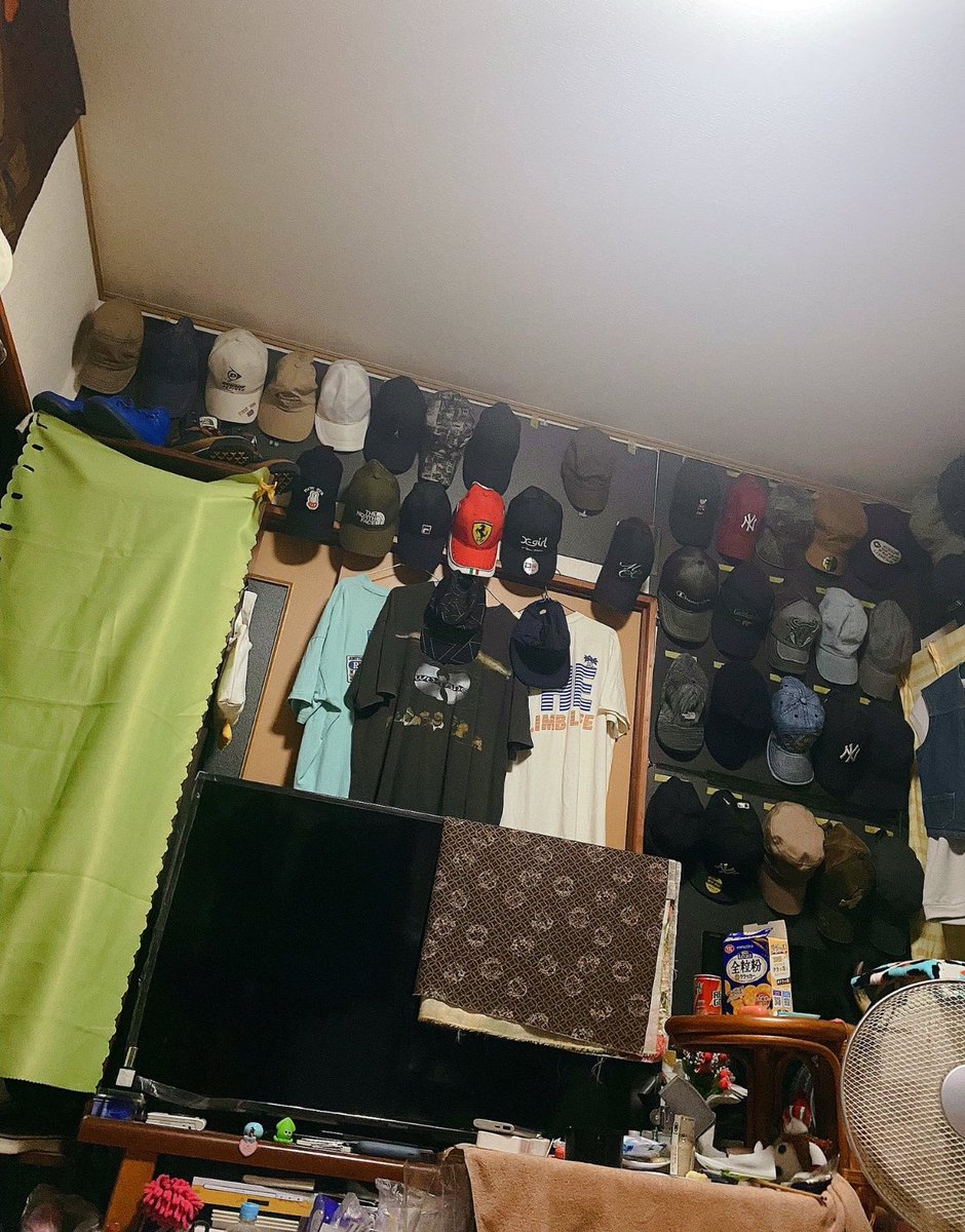 413EI's tweet photo. この部屋が
こうなっちゃった

もっと帽子たくさん
飾りたいキャップ好きだから
でももう飾る場所が無い（ ;  ; ） https://t.co/PDw72jvAma