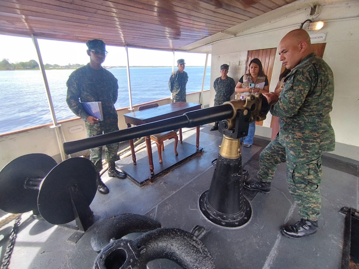 MinCulturaPe's tweet image. #Loreto 📍 | Un equipo de la Dirección General de Museos del Ministerio de Cultura inició la evaluación del BAP América, donde actualmente funciona el Museo de Sitio “Manuel Clavero”.
La nave, administrada por la @naval_peru, se encuentra fondeada en Iquitos.