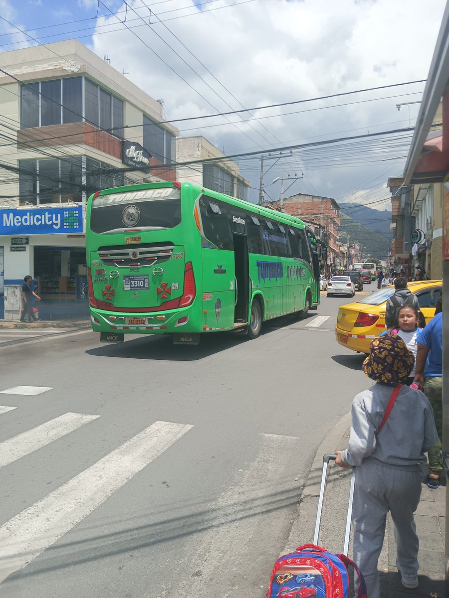 cesarpaez2020's tweet photo. Plena zona escolar 12:20 no respetan nada Tumbaco González Pizarro y Guayaquil 
Revazan estando una fila hasta el semáforo de la principal 
Se pide ayuda el control https://t.co/p1OIGBT0SW