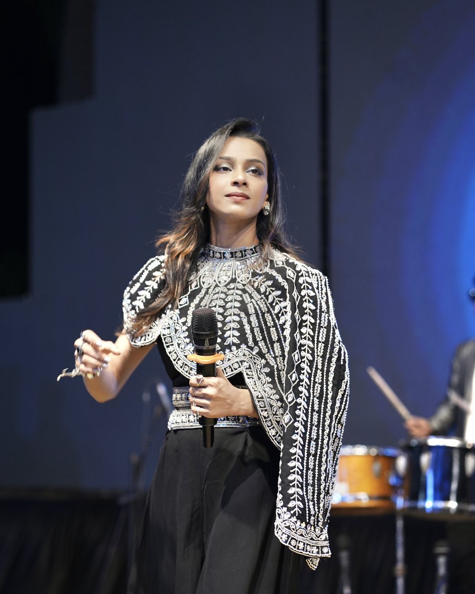 jeetikakiran's tweet image. Playing the real role!⚡️🖤 #jeetikakiranlive 

.

.

#rajkot #singer #trending #sangeetnight 
#indianweddings #engagementsangeet #liveband #performer #artist #viral #jeetikakiran 🧿