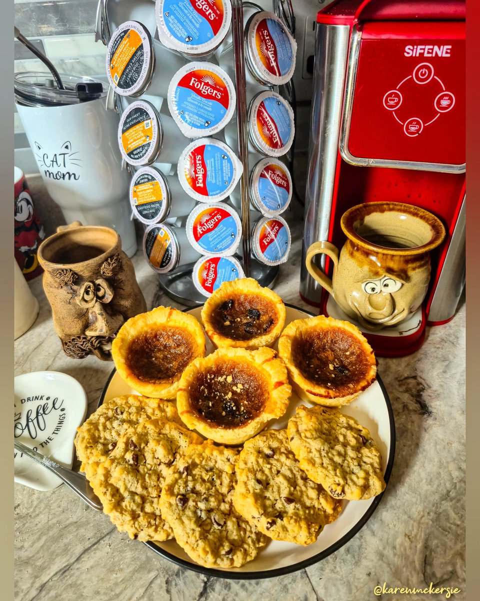 karenmckersie's tweet photo. 👩🦳🌞☕️ #GoodMorning ! What should I have with my Hazelnut Coffee, Butter Tart or Homemade Cookie!? 🤔☕️
#Coffee #ButterTarts #Homemade #OatmealChocolatechip #Cookies #Yummy https://t.co/fl8D3AUEYq