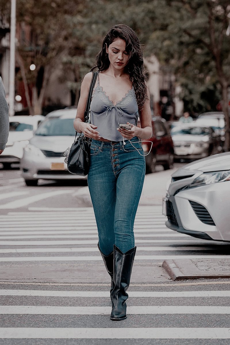 ㅤ
ㅤㅤ‘ ¿Cómo  los  trata  el  jueves?  Buenas. ’
ㅤ