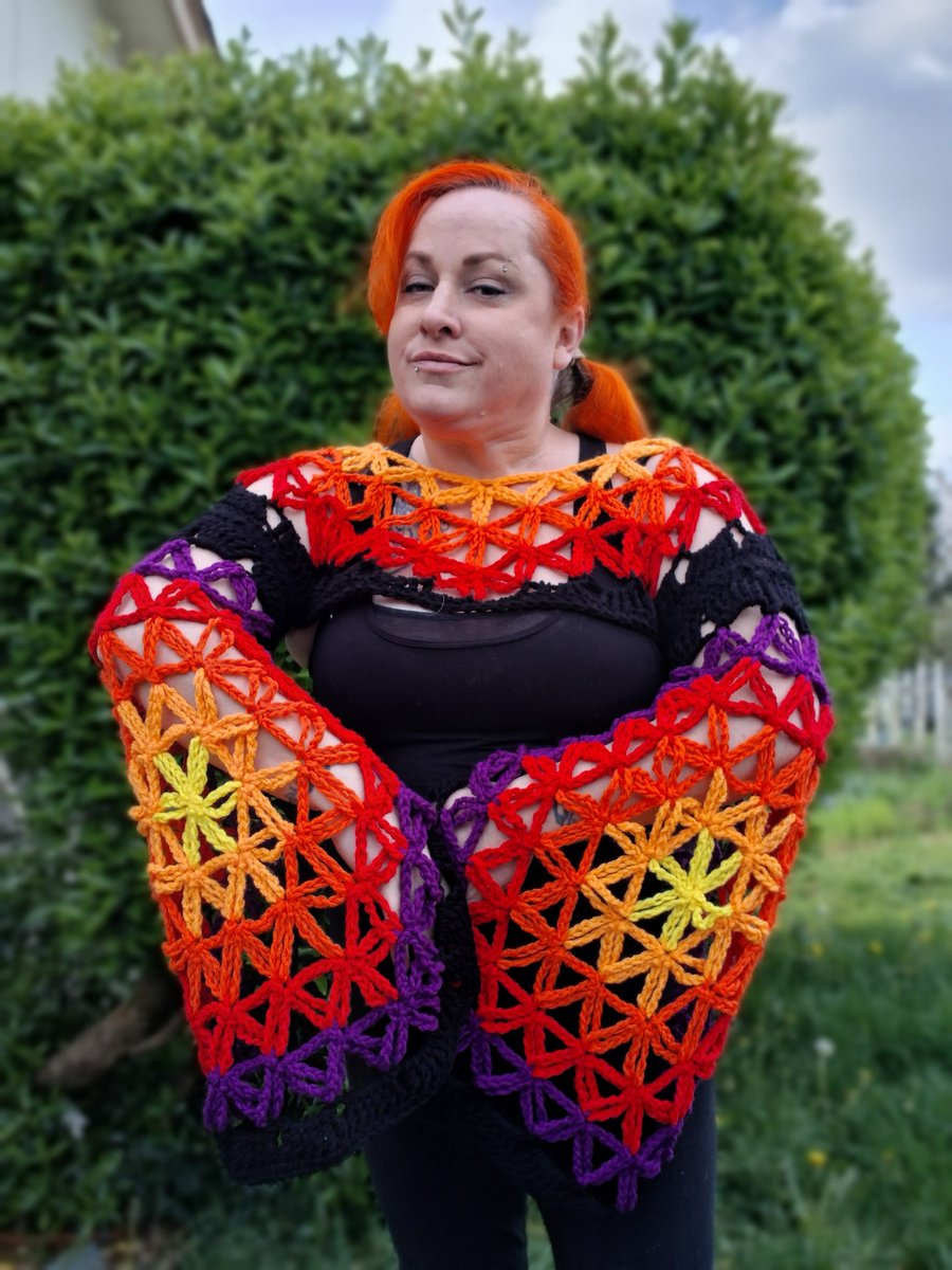 KaTapillars_Art's tweet image. Saved my favorite for last of course! So... Let's light this bish up!! 

Yes you can own this piece! Get over to my Ko-Fi shop!

Pattern testing for @starlilycreations 

#crocheting #floweroflife #handmade #croptop #firevibes