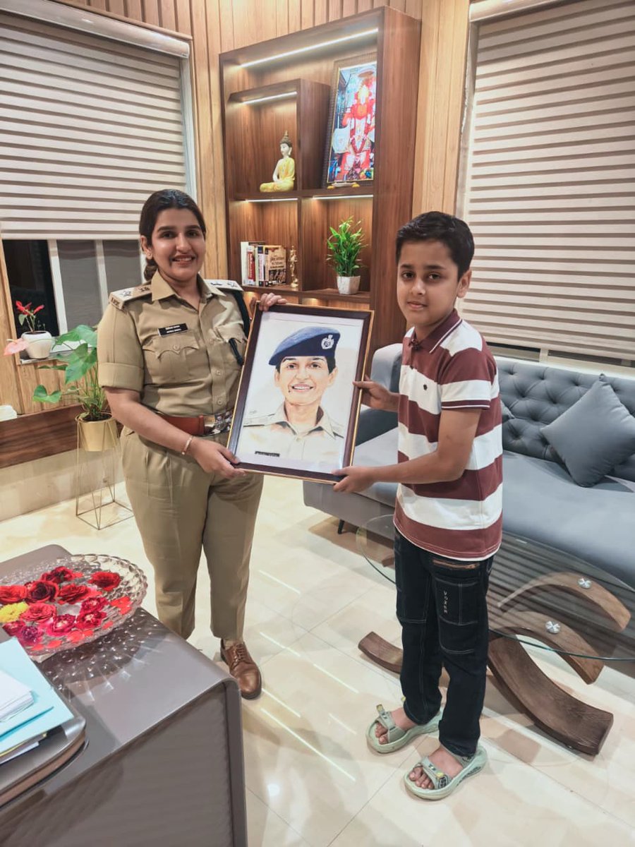 guna_police's tweet image. 🎨 पुलिस परिवार की प्रतिभा को सलाम 👏
आज होनहार बालक द्वारा बनाया गया स्केच देखकर प्रसन्नता हुई। प्रशंसा पत्र देकर उत्साहवर्धन किया।
👉 बच्चों की प्रतिभा को सही दिशा व प्रोत्साहन देना जरूरी—आइए, उनके सपनों को उड़ान दें। ✨
#MpPolice #SkillDevelopment #PoliceParivar @MPPoliceDeptt