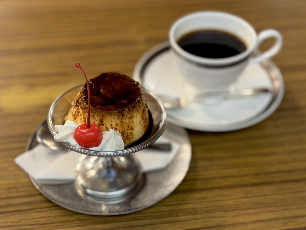 ちゃんとプリンだけのも撮った。
こっちは雰囲気重め黒強め補正した🍮

すが入るくらいしっかり火入れされたちょっと硬めのプリン。苦めのカラメルと甘くてちょっと重めのプリンと大変バランスが良くて最高〜🥹