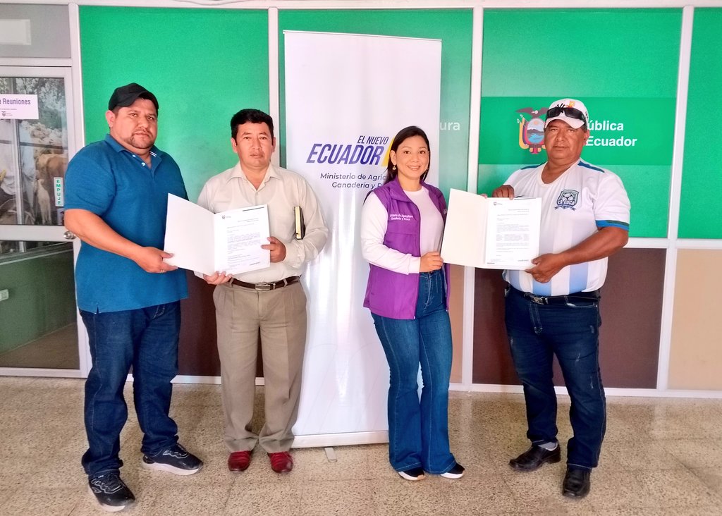 Agricultura_CZ7's tweet photo. #ElOro | Fortalecemos la asociatividad y participación de los productores con la entrega de 2 resoluciones de nombramientos de cabildos a las comunas Guayacanes y Guabillo, consolidando su organización. #ElNuevoEcuador https://t.co/rqkUeHJtnO