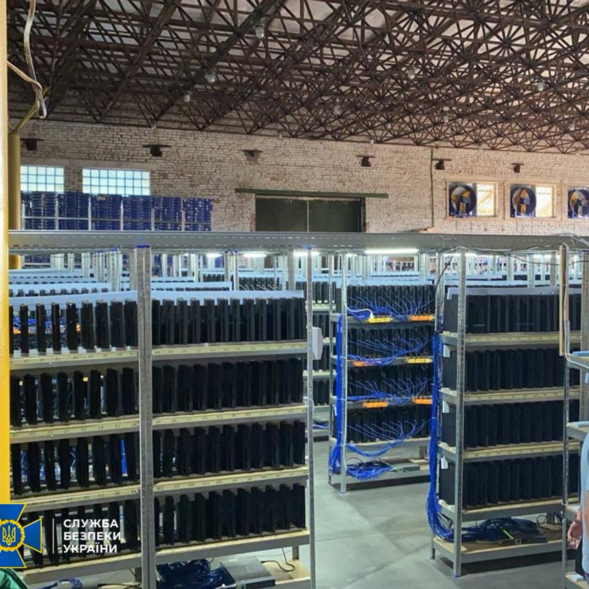 TouchlineX's tweet image. 🚨 𝗗𝗜𝗗 𝗬𝗢𝗨 𝗞𝗡𝗢𝗪: In 2021, Ukranian police raided what they thought to be an illegal crypto mining farm.

Instead, they found thousands of PlayStation consoles stacked on racks running FIFA 21 on autopilot.

They were farming Ultimate Team coins 24 hours a day to sell on