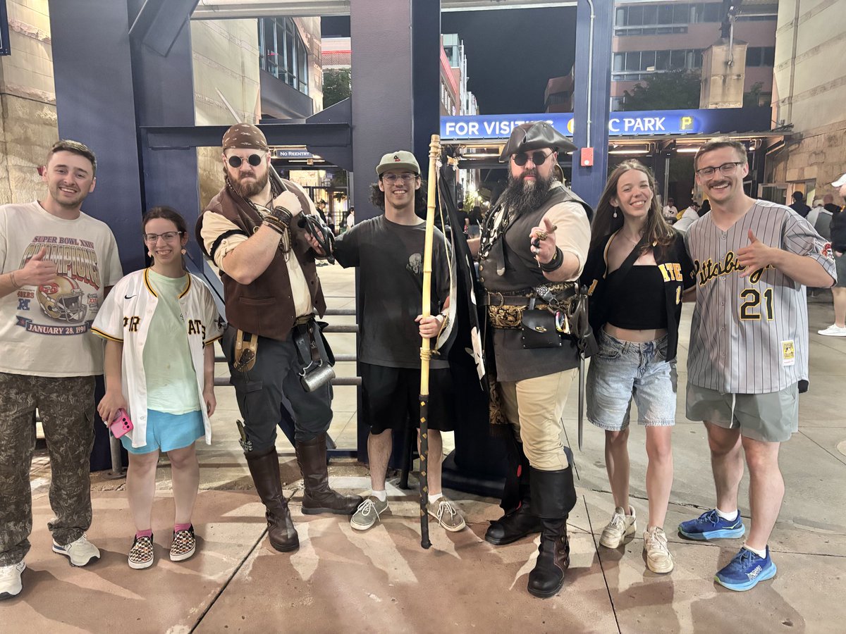 RandomWSquad's tweet photo. Great meeting y’all on Monday! Love seeing you in and around the rotunda @pghrenegades https://t.co/ztH7WYGOgU