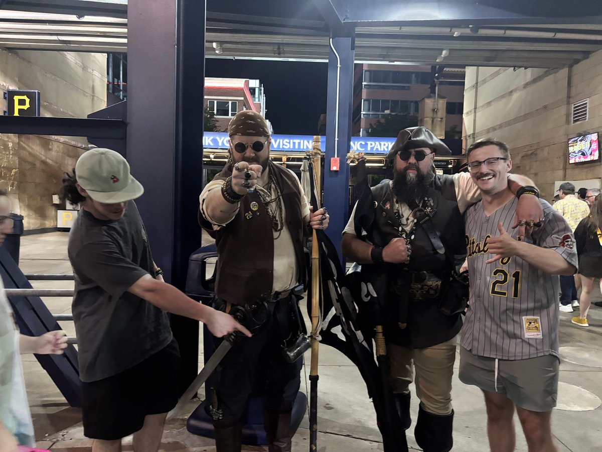 RandomWSquad's tweet photo. Great meeting y’all on Monday! Love seeing you in and around the rotunda @pghrenegades https://t.co/ztH7WYGOgU