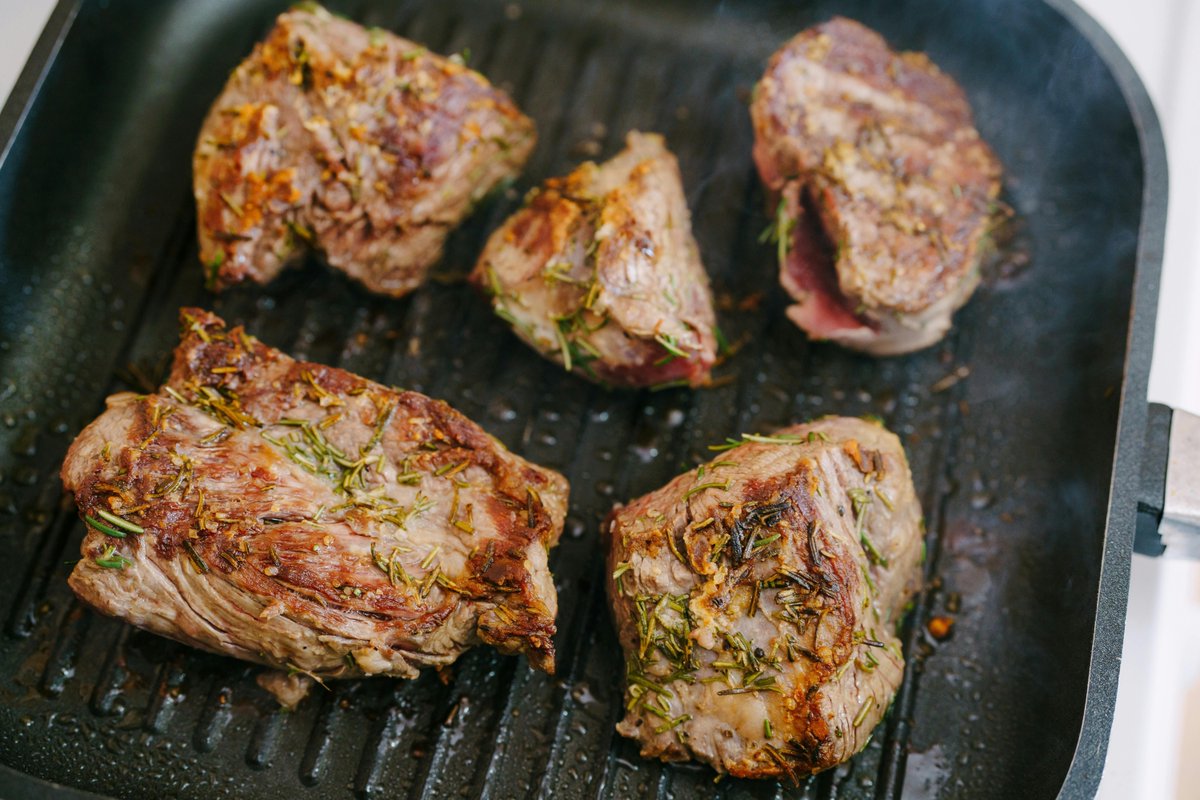 fancycookingsup's tweet image. 🔥 Roast dinner favorites evenly with sturdy roasting pans made for flavor. 

fancycookingsupplies.com

#RoastingPan #DinnerCooking #KitchenSupplies #HomeChef #CookwareLove #FancyCooking #CookingAtHome #FoodPrep #ChefLife