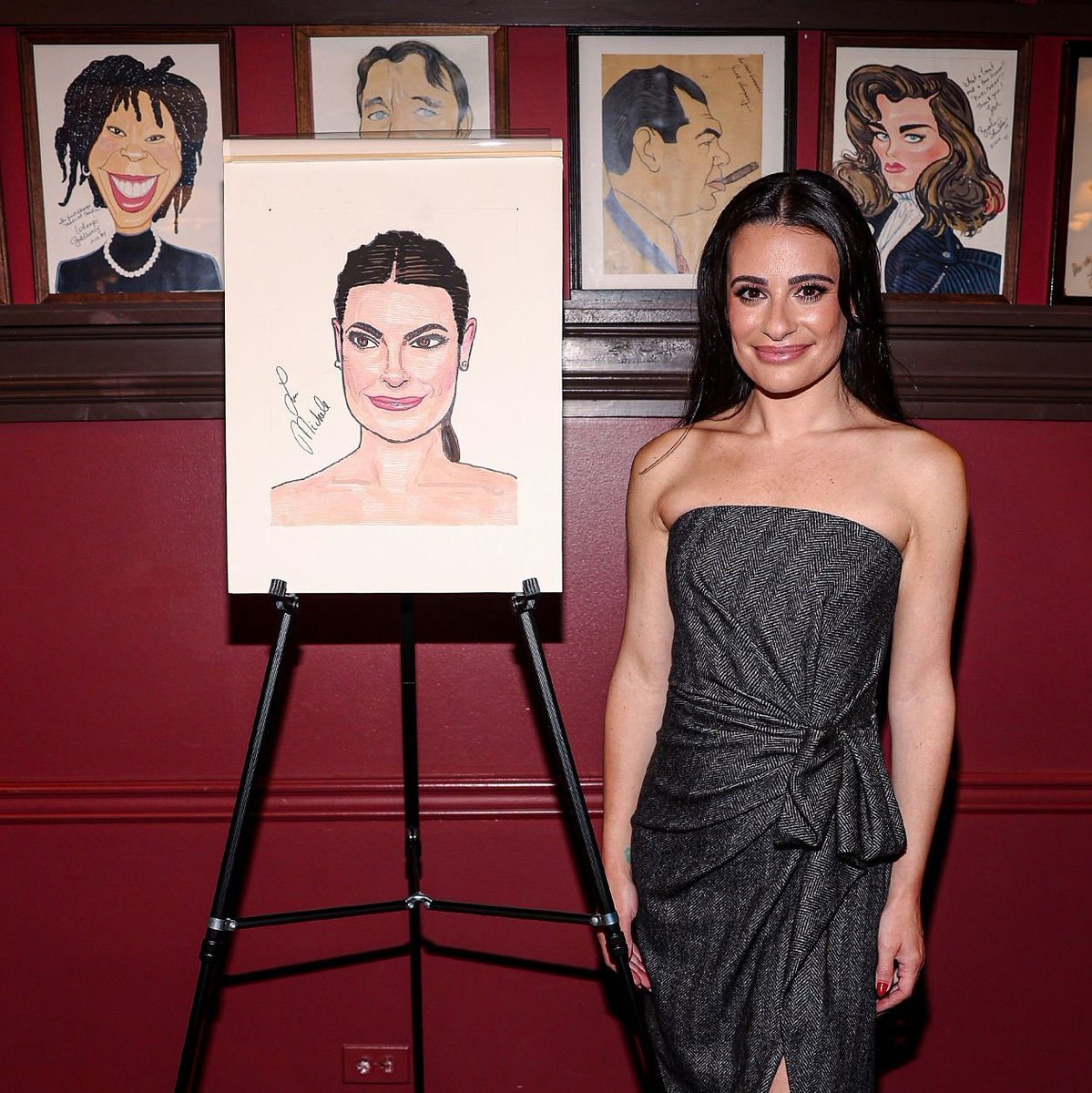 Durante o episódio 'New York', Finn levou Rachel para jantar no restaurante onde fica a 'Sardi's Wall of Fame'. 

Hoje, Lea Michele recebeu sua caricatura entre as lendas da Broadway e do teatro, no mesmo local. ❤️