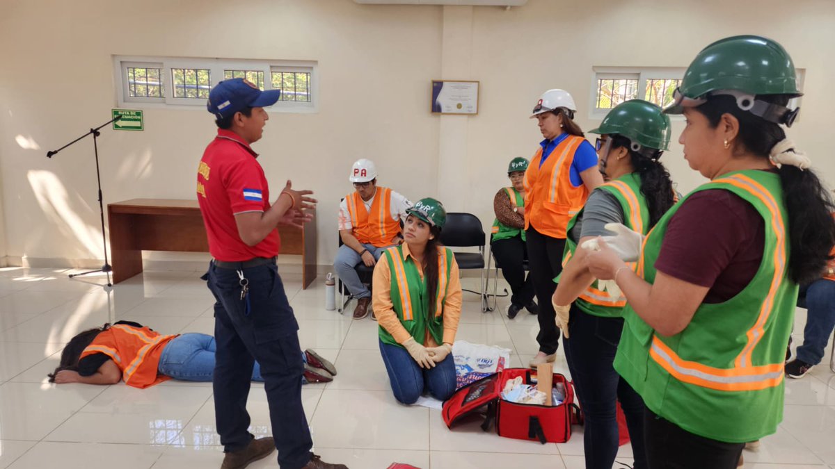 InformativoJNic's tweet photo. 🏛️ En el Complejo Judicial de #Masaya, en el marco del Curso Multi-Enfoque de Brigadas Municipales e Institucionales, se desarrolló la clase práctica sobre “Métodos para el transporte de personas lesionadas” 🚑🩹 https://t.co/0EdREXwjUg