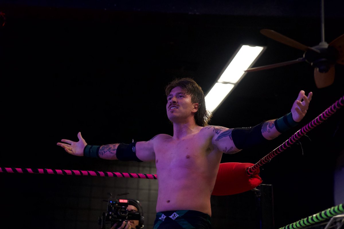 Iamcamerongates's tweet photo. Picture perfect, I paint a perfect picture. 🏆

@SantinoBros ABSOLUTE KAOS 
📸: @cfflymolo 

Catch the full replay on Santino Bros YouTube NOW! 

#HighlyRecommended #AintNice https://t.co/mvH738bOXq