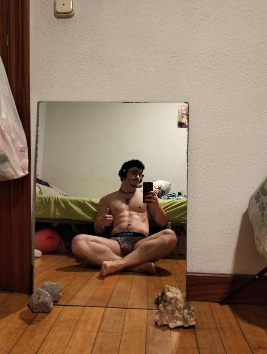 GeoYowee's tweet photo. Jeje espejito nuevo (sujetado por una geoda de a saber qué y un cacho cuarzo porque hay que darles algún uso a las piedras que he recolectado a lo largo de la carrera). https://t.co/4aspgD93eI
